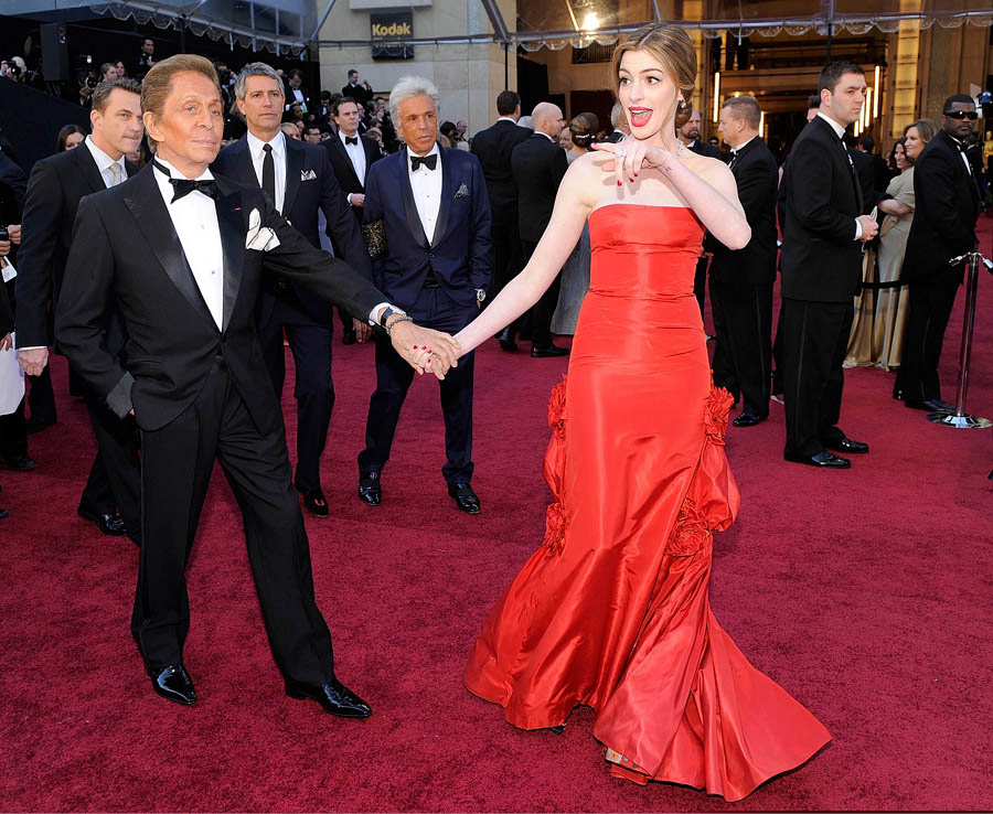 Anne Hathaway con abito rosso Valentino agli Oscar 2011