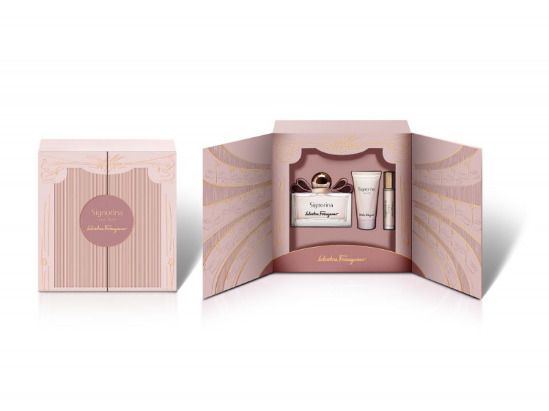 Il coffret Signorina di Salvatore Ferragamo è composto dall'Eau de Parfum, dall'idratante crema corpo e da un piccolo e delicato profumo da portare sempre con sé