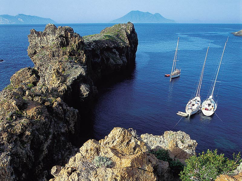 Barche a vela nelle acque delle isole Eolie