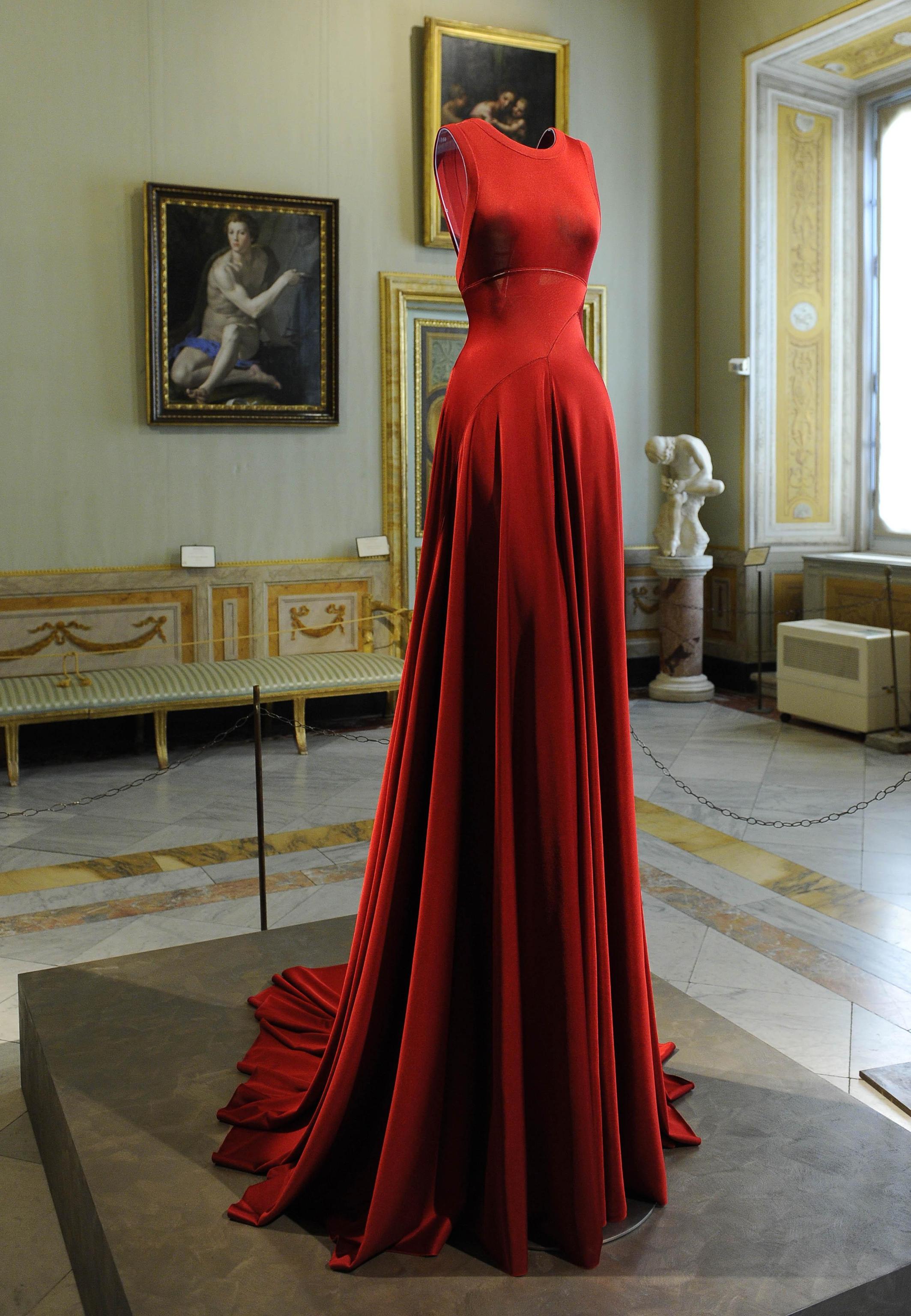 mostra-azzedine-alaia-parigi-abito-rosso