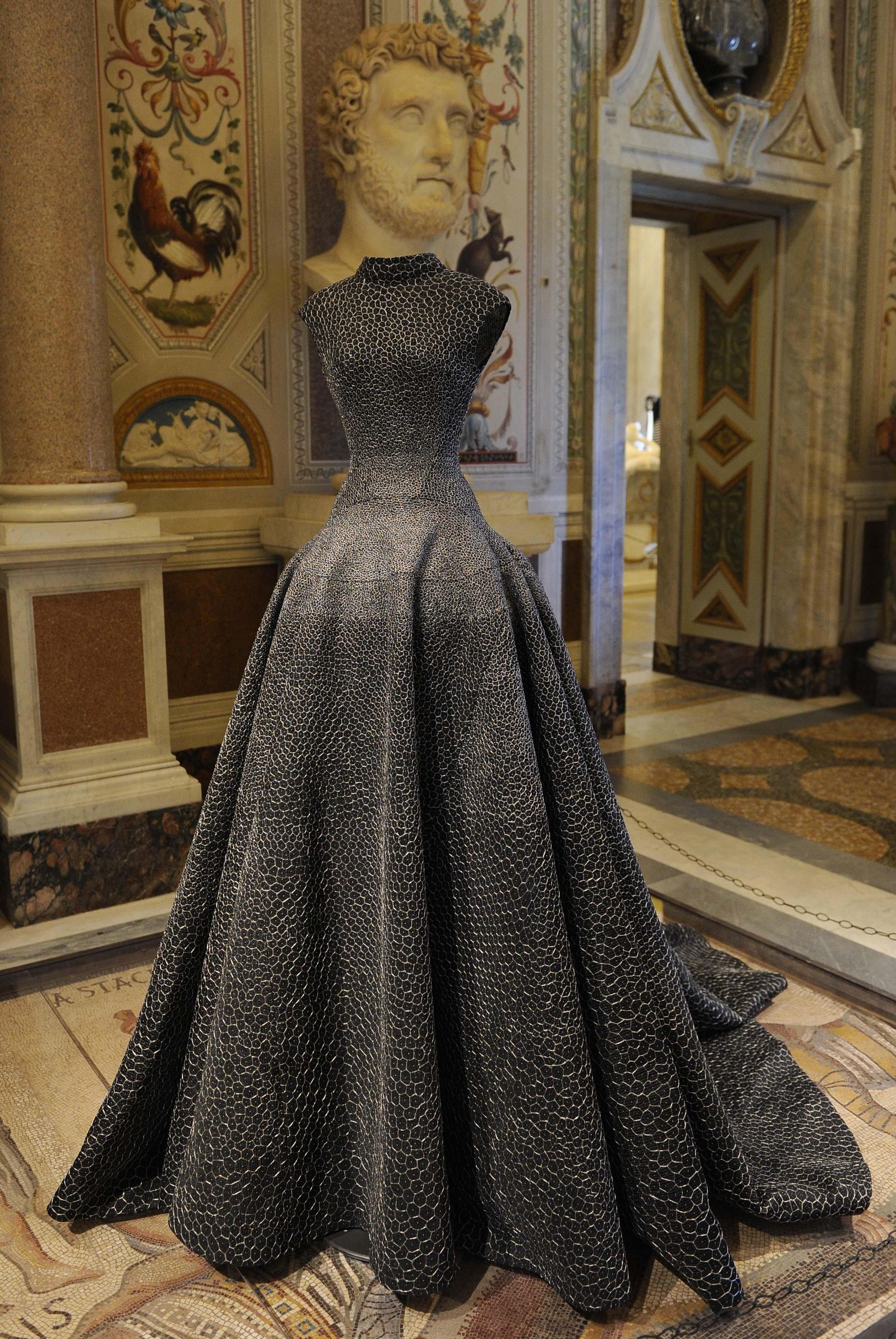 mostra-azzedine-alaia-parigi-abito-scuro