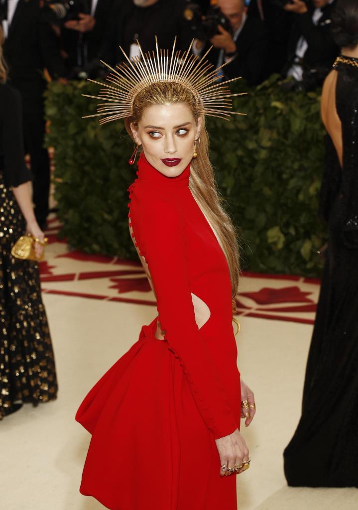 Amber Heart in Carolina Herrera con gioielli Jennifer Meyer