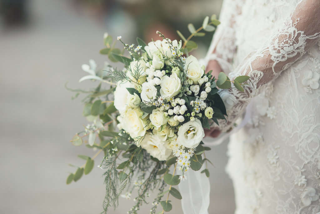Come scegliere il bouquet da sposa in base all'abito (3)