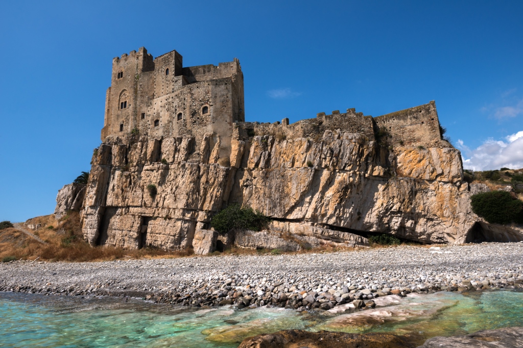 Il castello sulla spiaggia di Roseto Capo Spulico