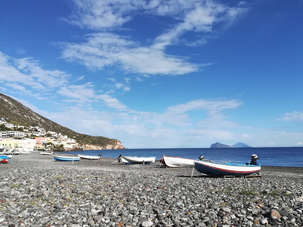 La spiaggia di Stromboli nelle Lipari