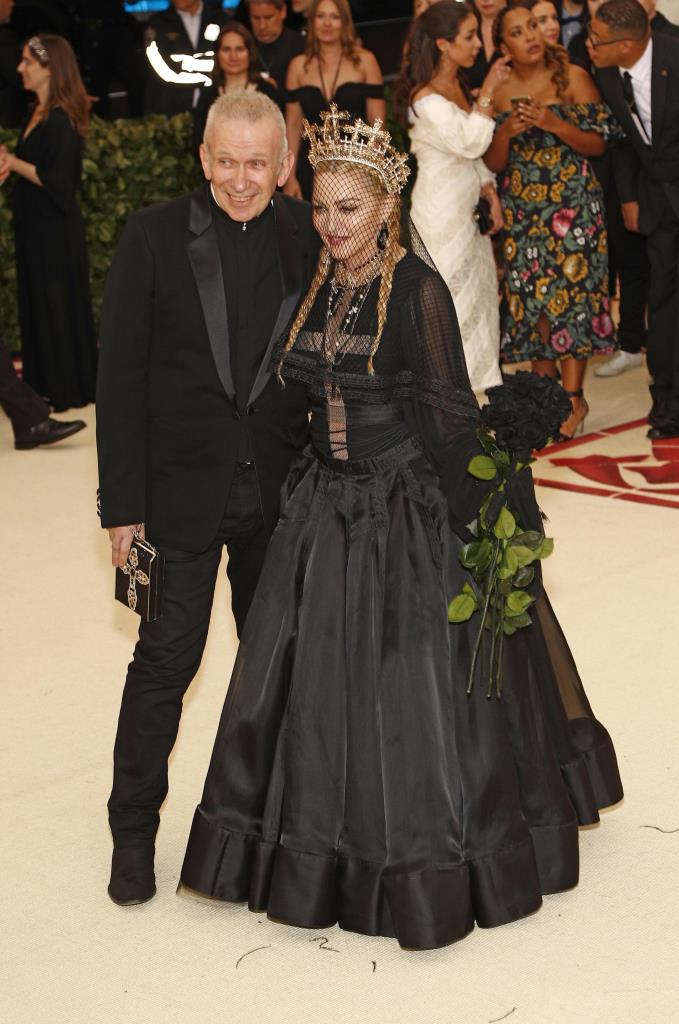 Madonna in Jean Paul Gaultier con corona Rinaldy Yunardi