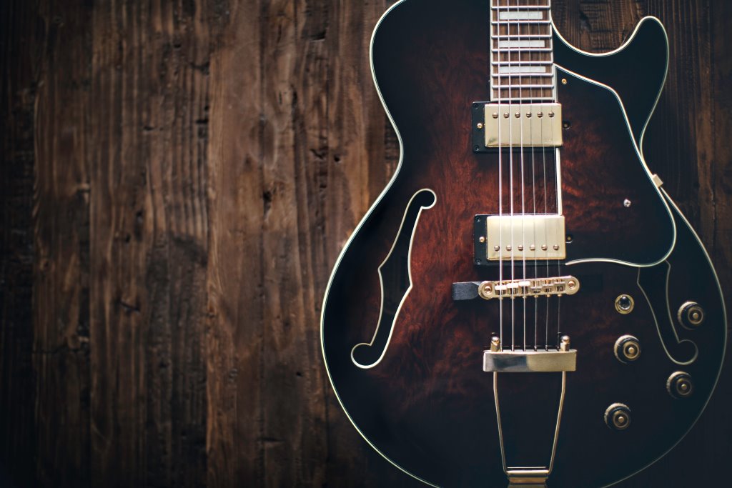 Chitarra vintage thomas kelley 78865 unsplash