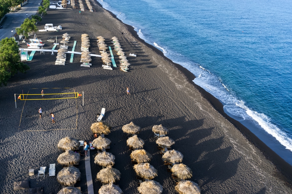 spiagge nere in italia e in europa spiaggia di santorini