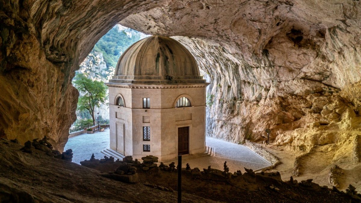 tempio nella grotta marche