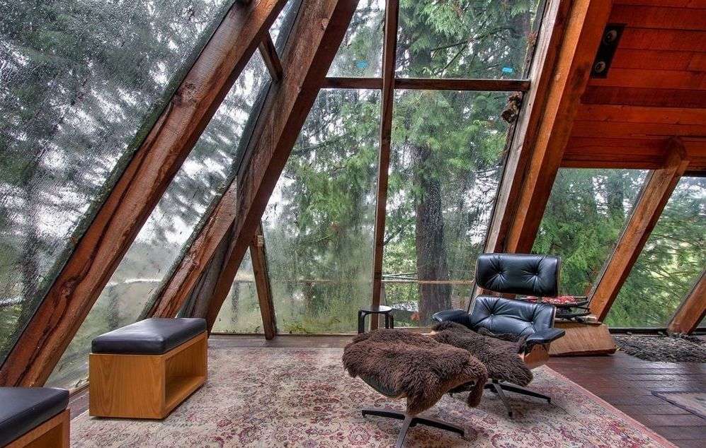La casa-piramide in legno e vetro