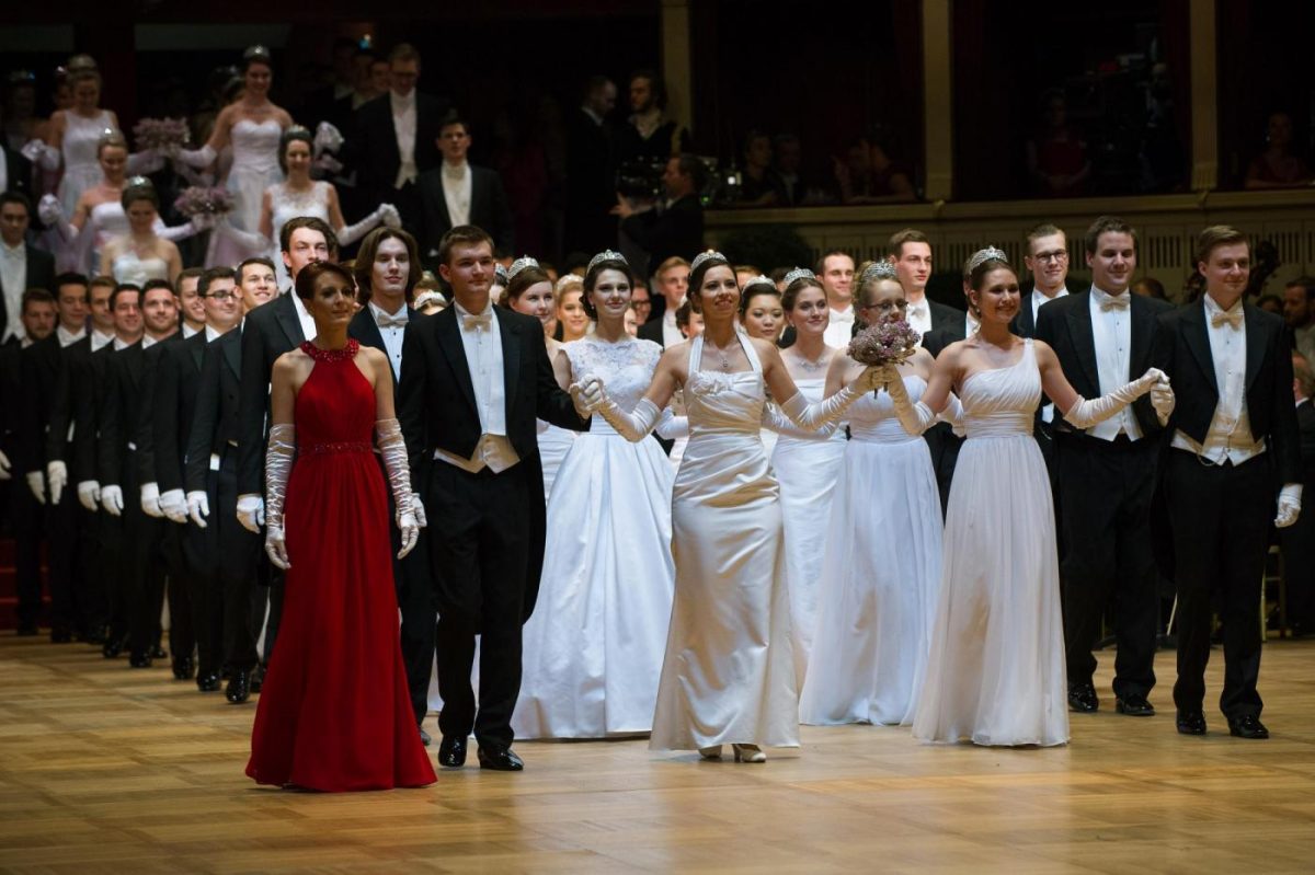Vienna, le giovani donne entrano in società: eccole al ballo delle debuttanti