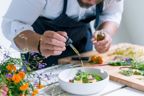 Chef italiano che prepara un piatto