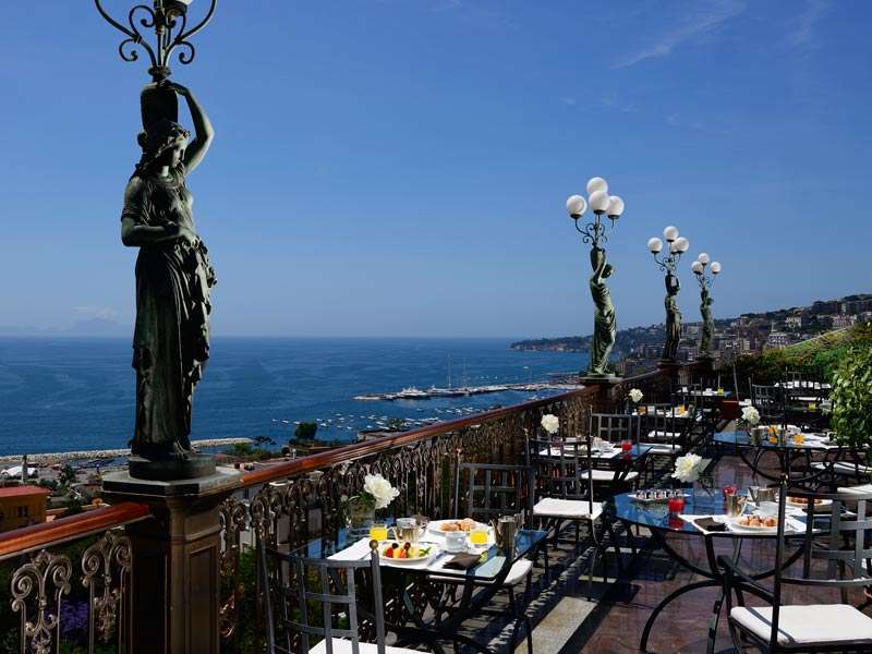 Aperitivo in terrazza a Napoli: 7 location con vista mare [FOTO]