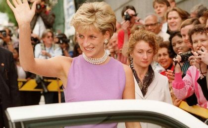 Lady Diana: i look più belli dell’icona di stile reale [FOTO]