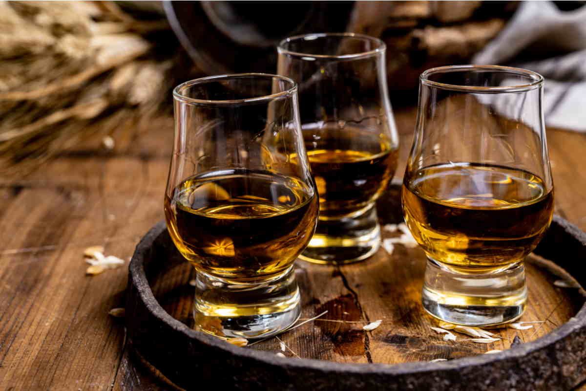 Come degustare il whisky: dai bicchieri agli abbinamenti con il cibo