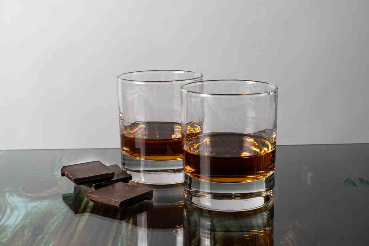 Bicchieri di whisky con cioccolato