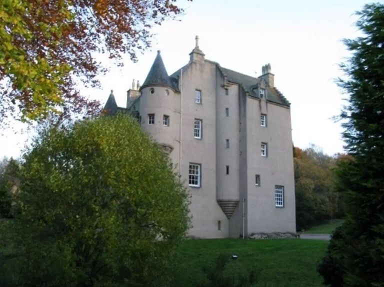 Rose Leslie di Game of Thrones affitta il suo castello in Scozia