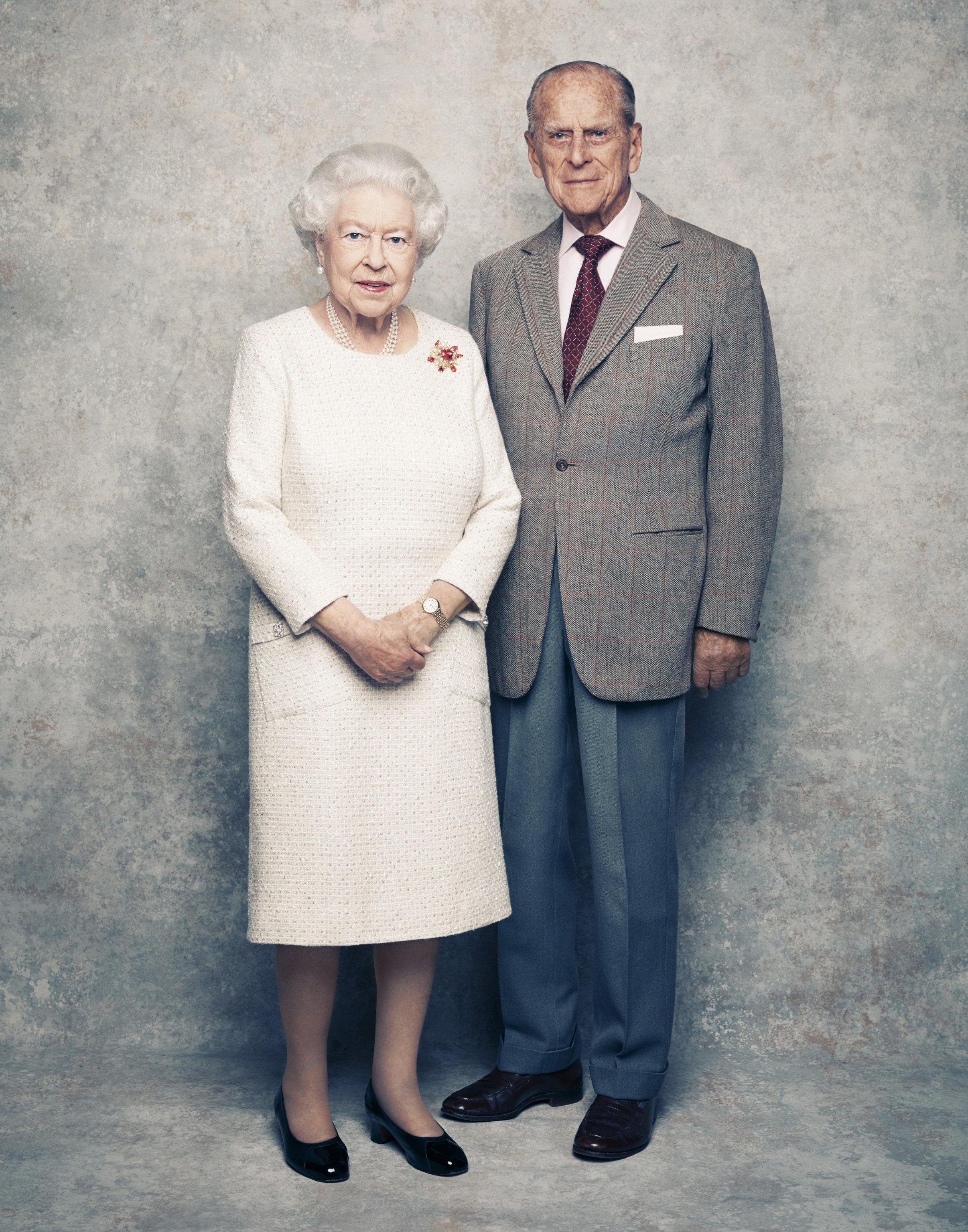 La Regina Elisabetta e il Principe Filippo festeggiano 70 anni di matrimonio con una foto ufficiale che ricorderemo per sempre