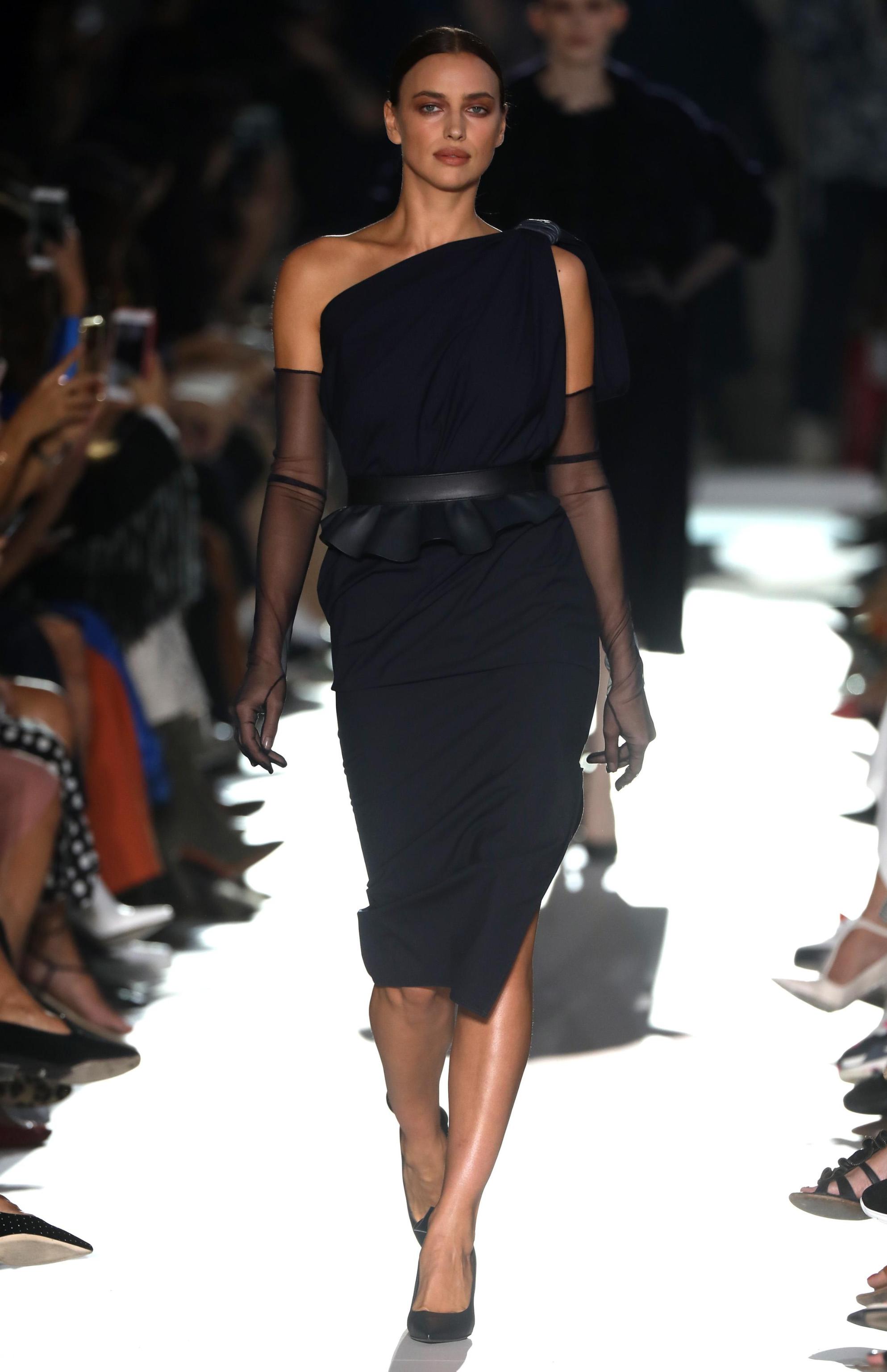 Abito a tubino monospalla Max Mara milano fashion week 2018
