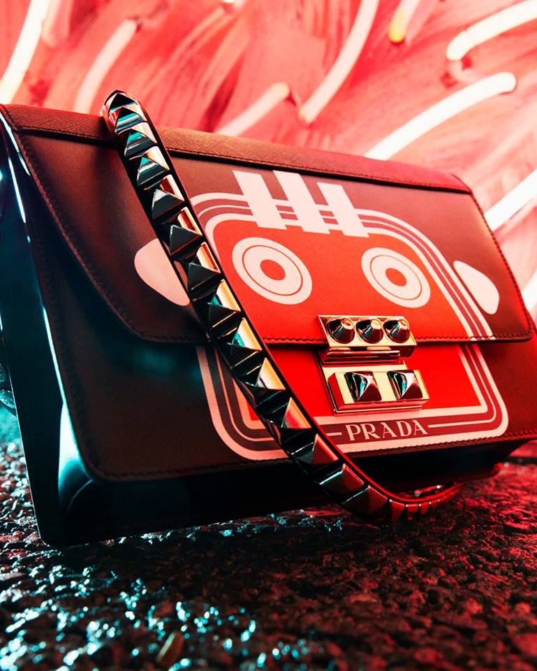 Borsa a tracolla Prada decorata collezione autunno inverno 2018 2019