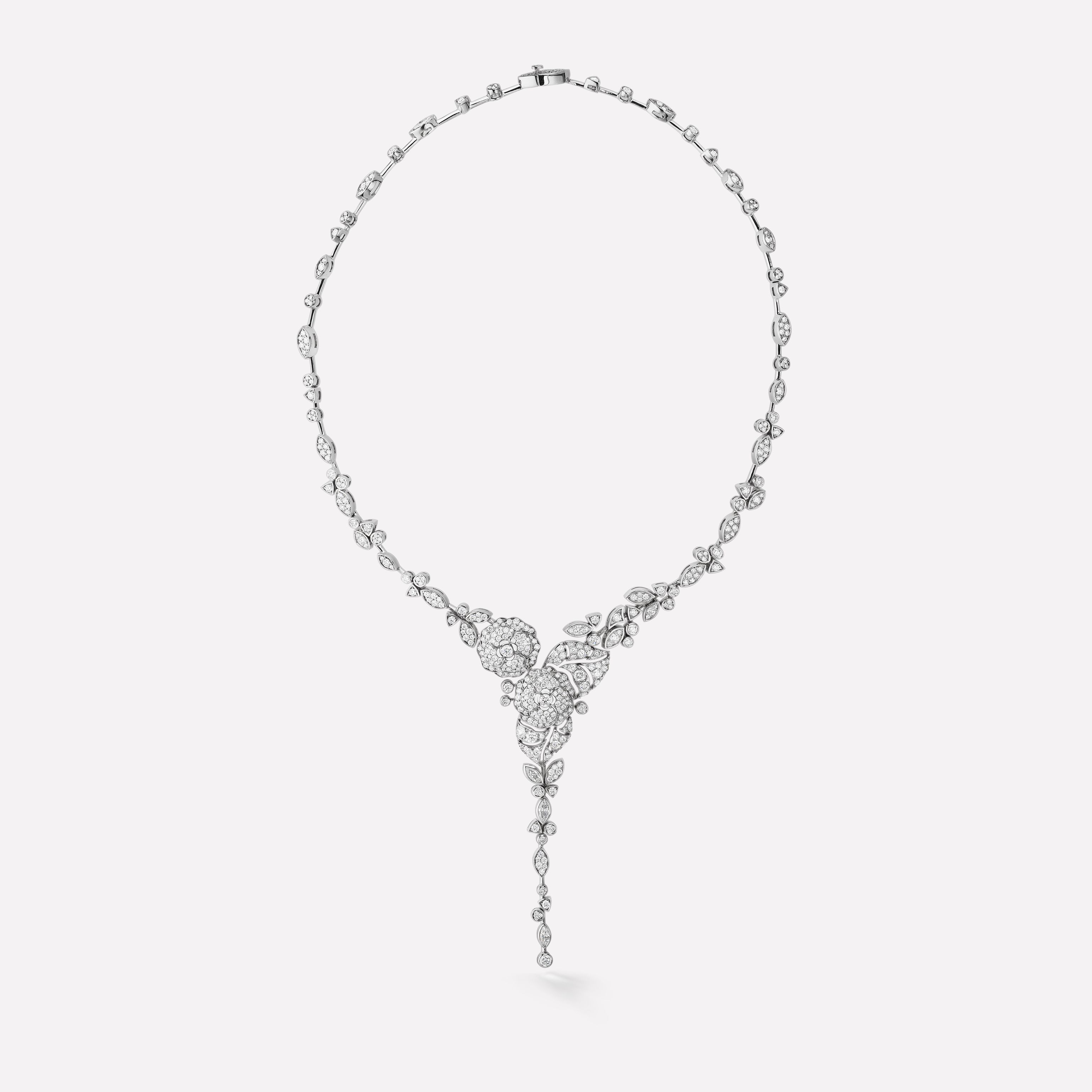 Collana Chanel Camelia in oro bianco con diamanti gioielli autunno inverno 2018 2019