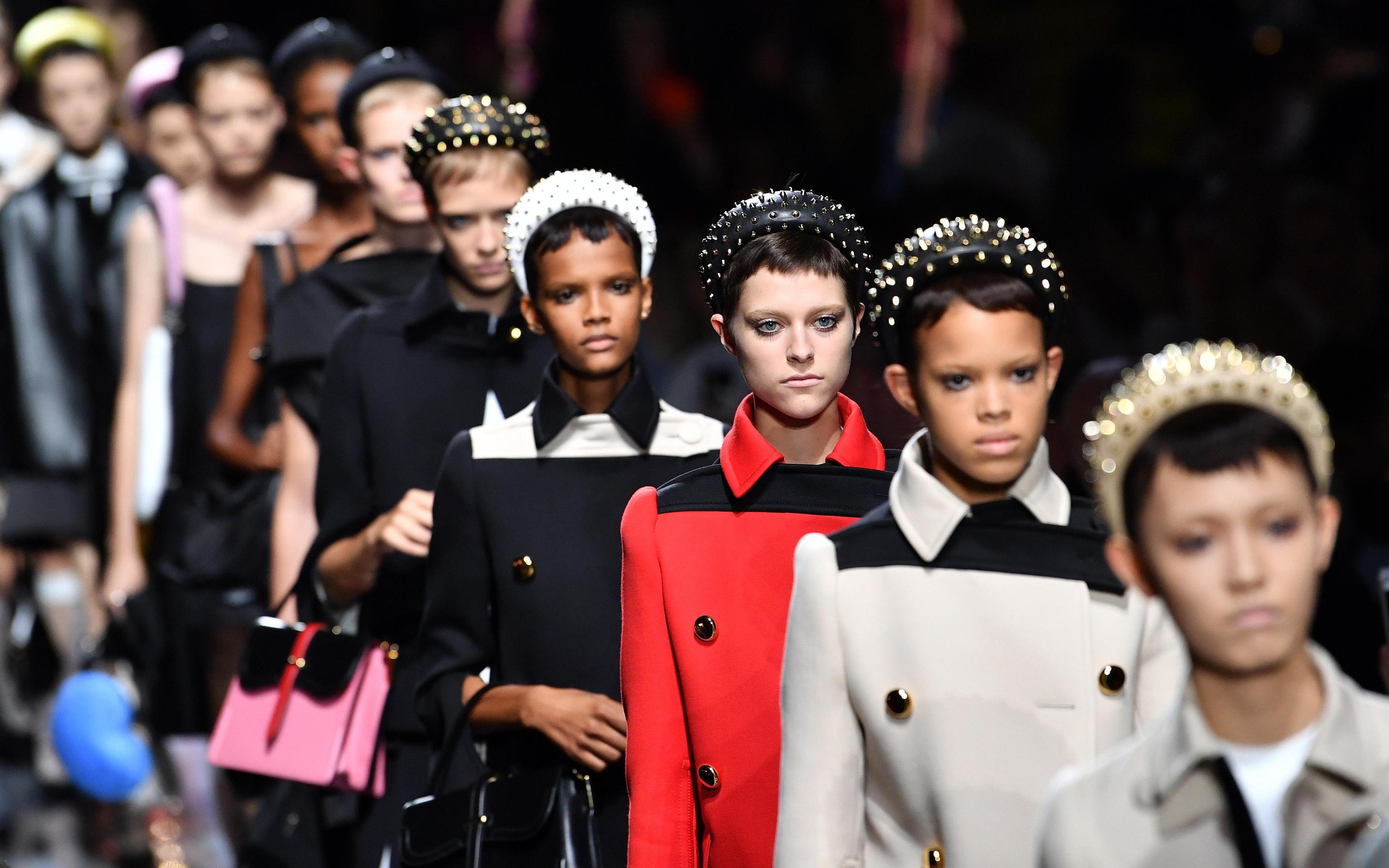 Copricapo con borchie Prada milano fashion week 2018