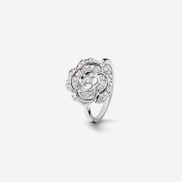 Anello di fidanzamento Chanel in oro bianco 18 carati con diamanti al prezzo di 4600 euro