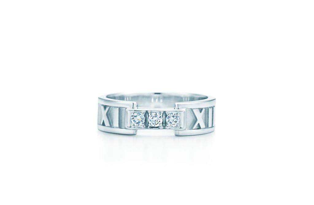 Anello in oro bianco Tiffany con tre diamanti autunno inverno 2018 2019