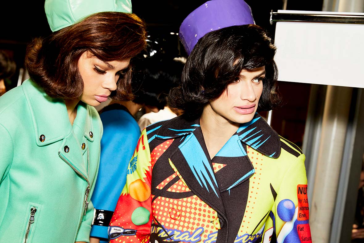 Cappelli in vinile colorati Moschino