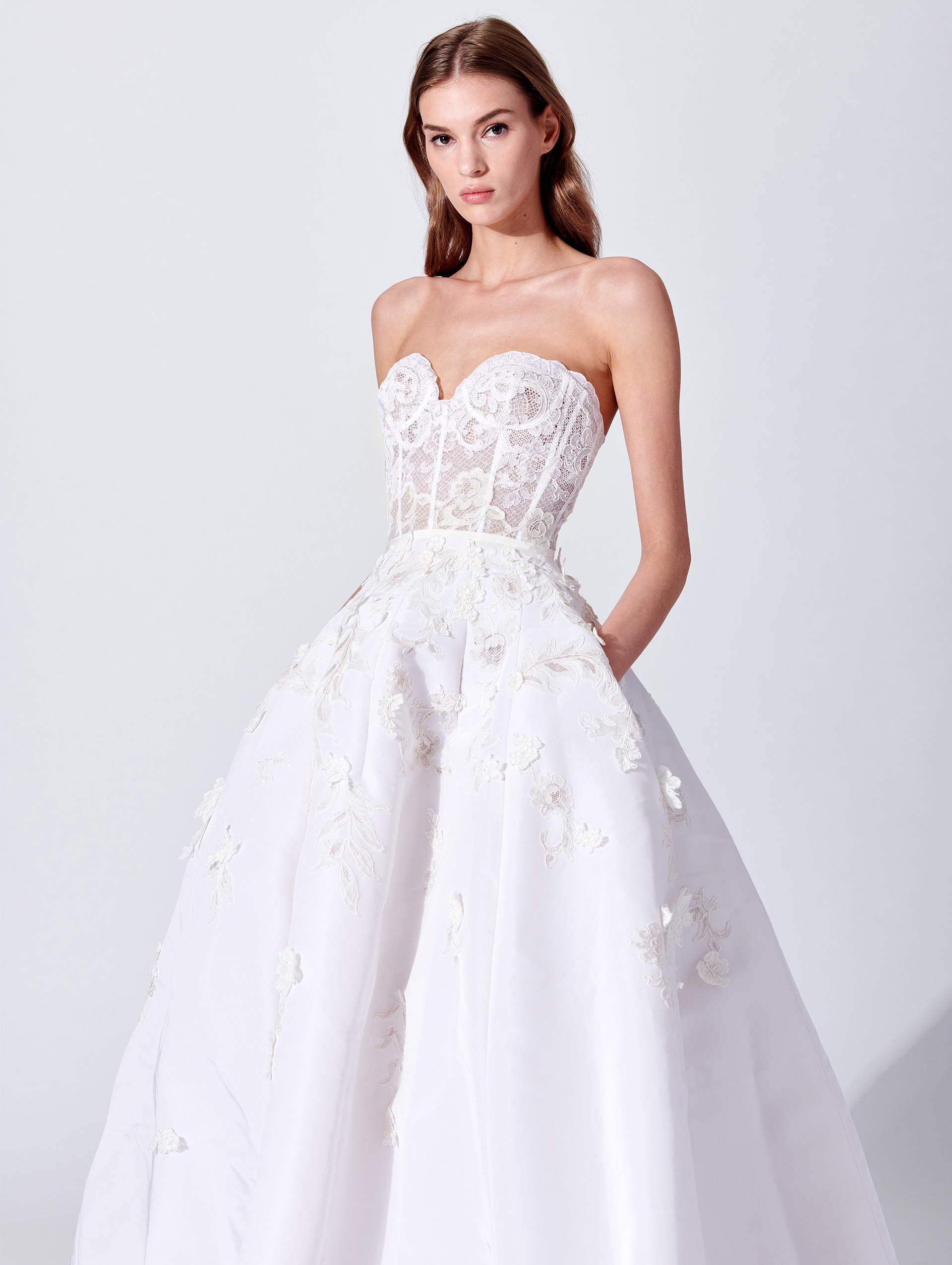 Abito da sposa in pizzo con bustier collezione 2019
