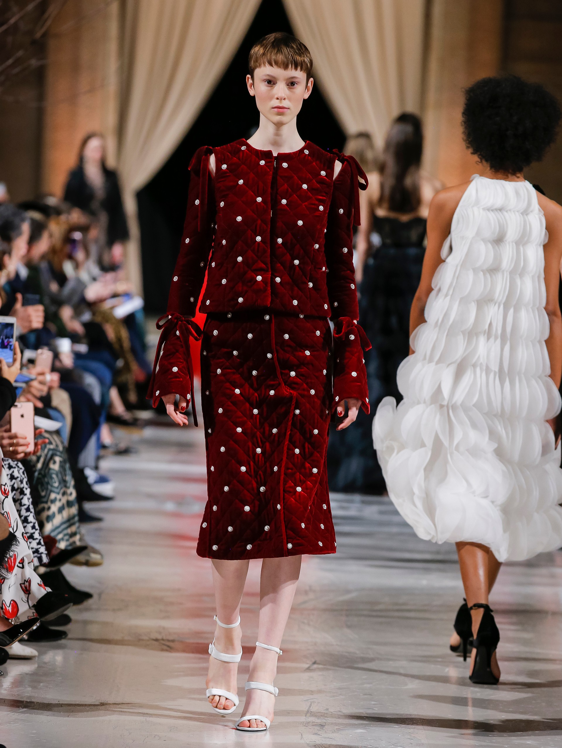 Tailleur da cerimonia in velluto Oscar De La Renta natale 2018