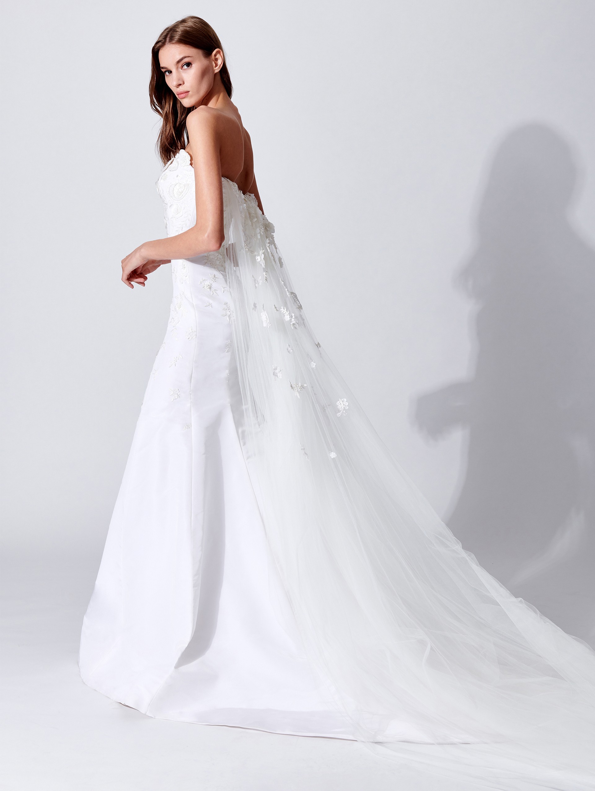 Vestito da sposa con strascico Oscar De La Renta collezione 2019