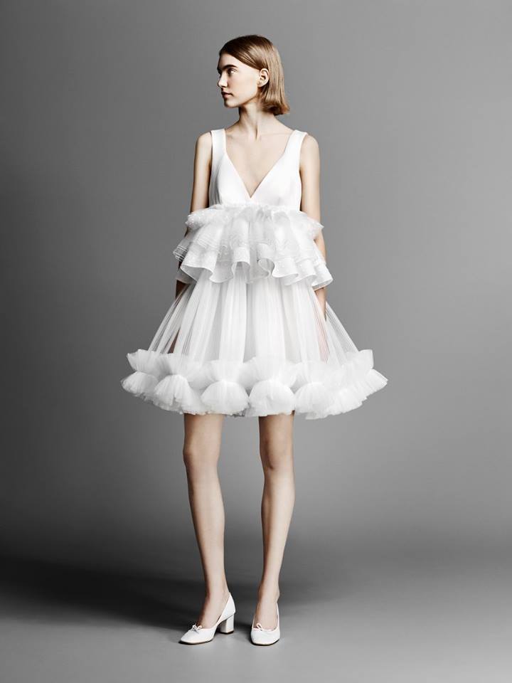 Vestito da sposa corto Viktor & Rolf con gonna a ruota collezione 2019