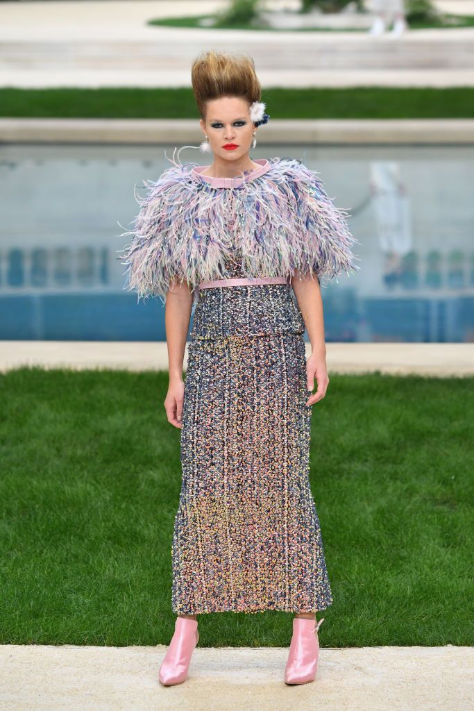 Abito con cristalli e piume Chanel (Photo by Pascal Le Segretain Getty Images)
