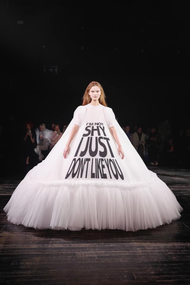 Abito con scritta Viktor and Rolf fb