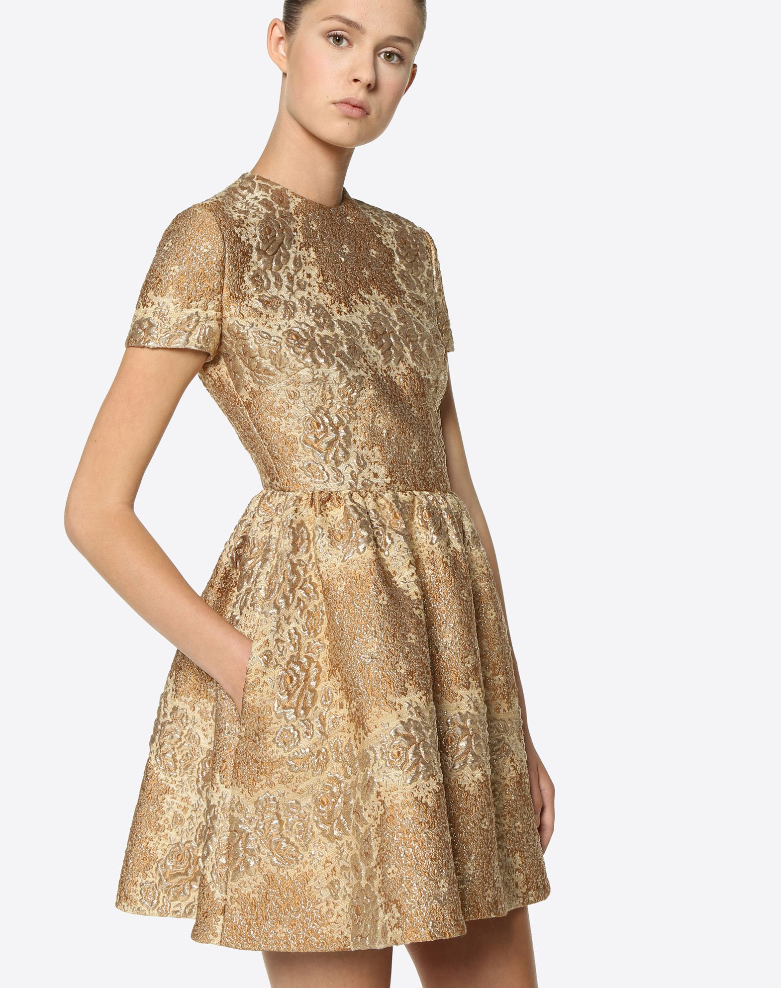 Abito corto oro Valentino con gonna a ruota primavera 2019