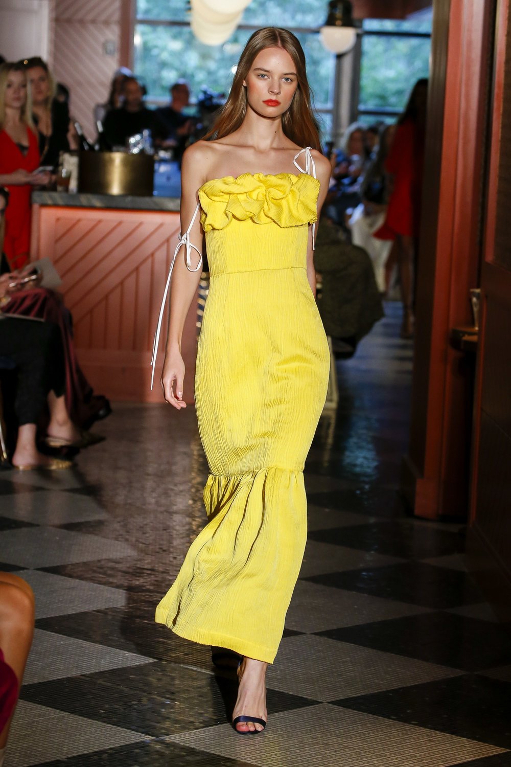 Abito giallo a sirena Hellessy primavera 2019