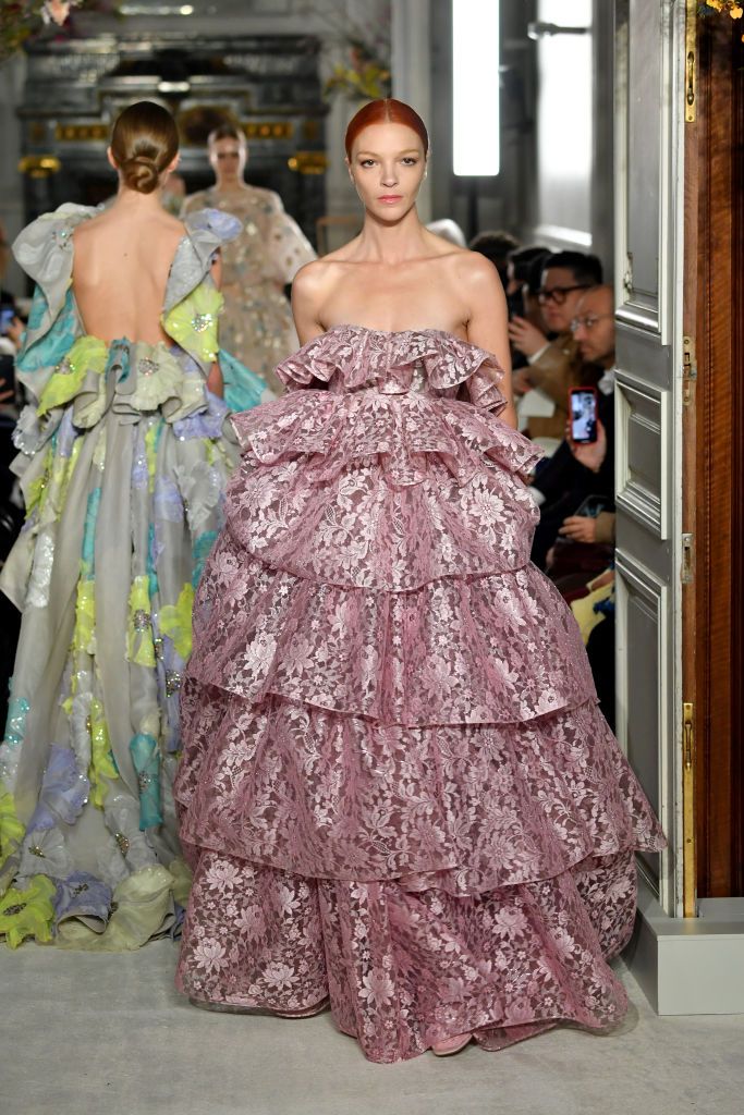 Abito in pizzo rosa Valentino (Photo by Pascal Le Segretain Getty Images)