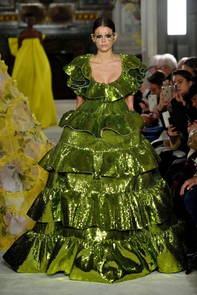 Kaia Gerber con abito Valentino verde tempestato di piccole paillettes