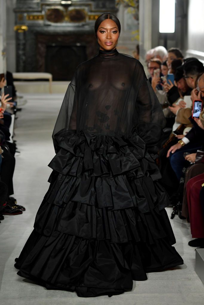 Naomi Campbell sfila per Valentino