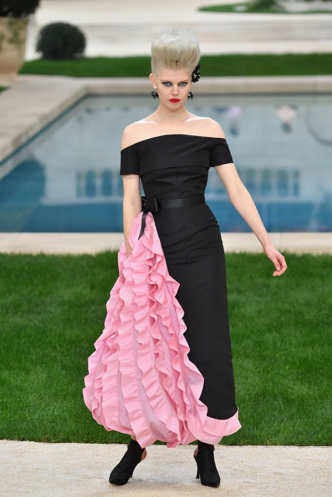 Tubino nero con volant rosa Chanel (Photo by Pascal Le Segretain Getty Images)