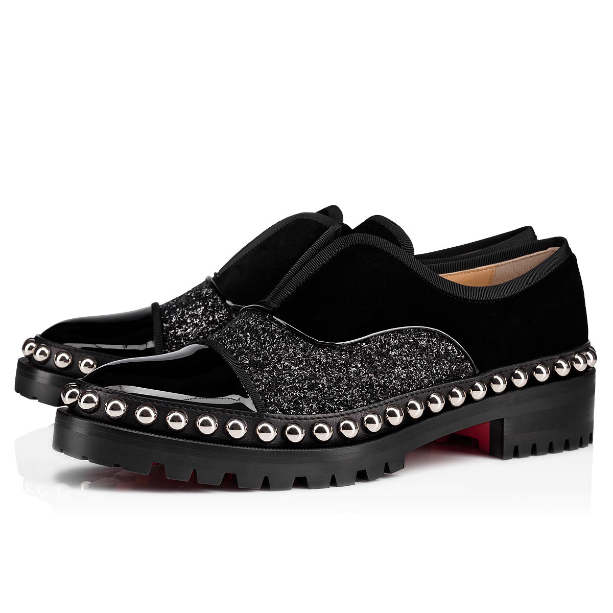 Scarpe basse con borchie Christian Louboutin a 795 euro