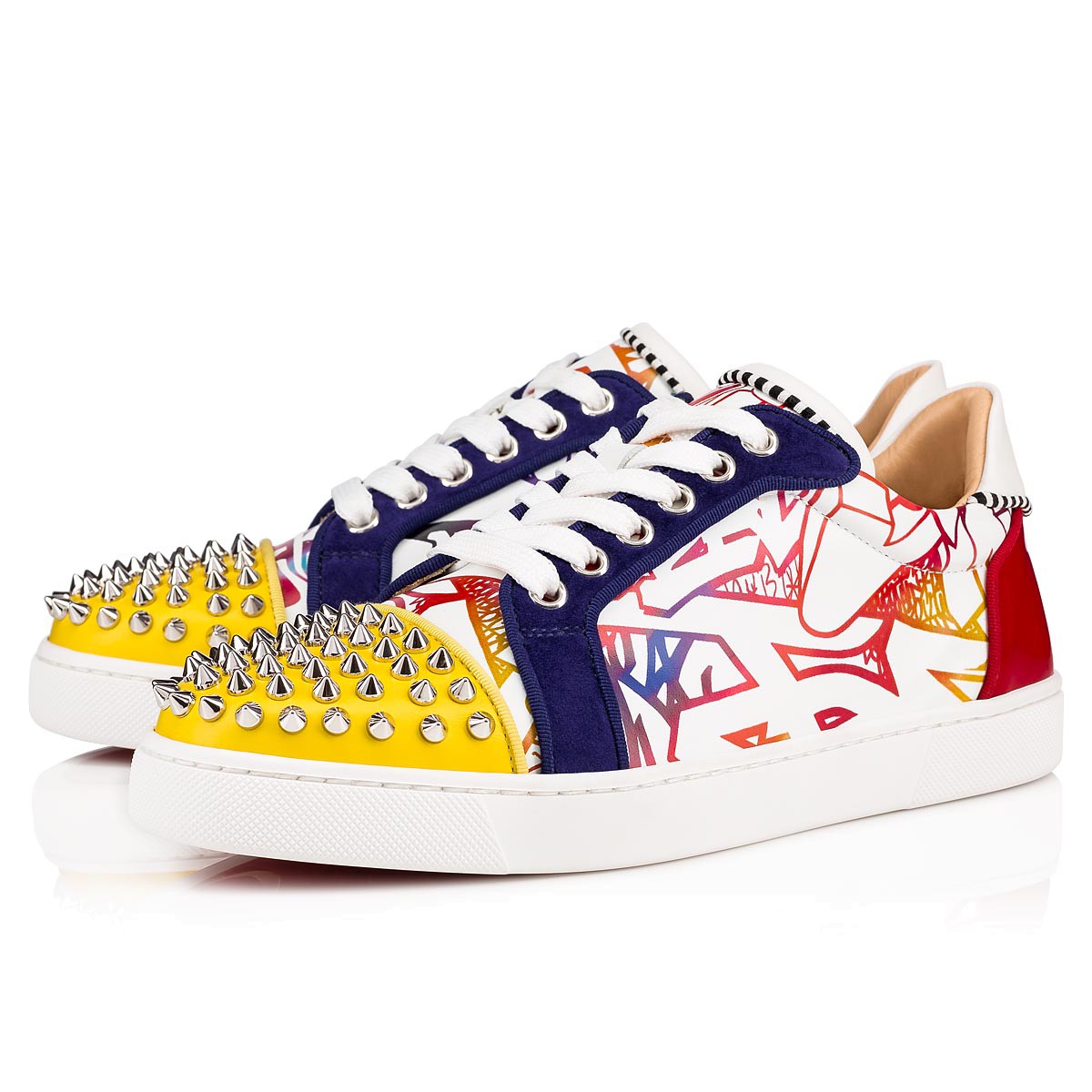 Sneakers stampate con borchie a 775 euro