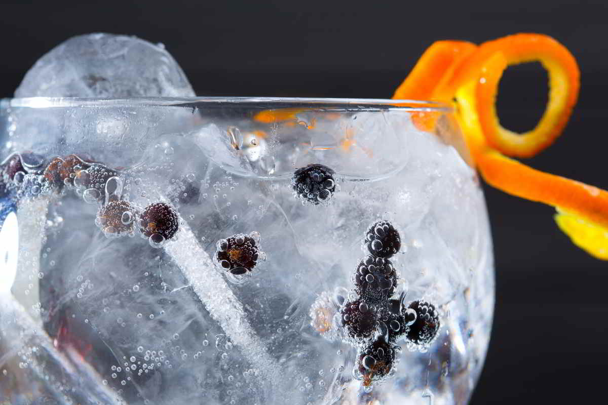 cocktail con gin e bacche di ginepro