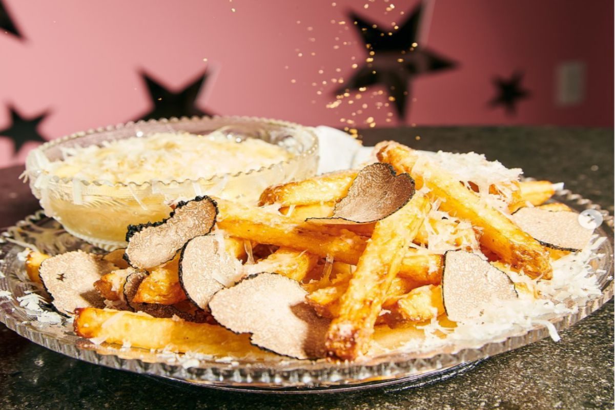Le patatine fritte più costose al mondo realizzate con Champagne, oro e tartufo