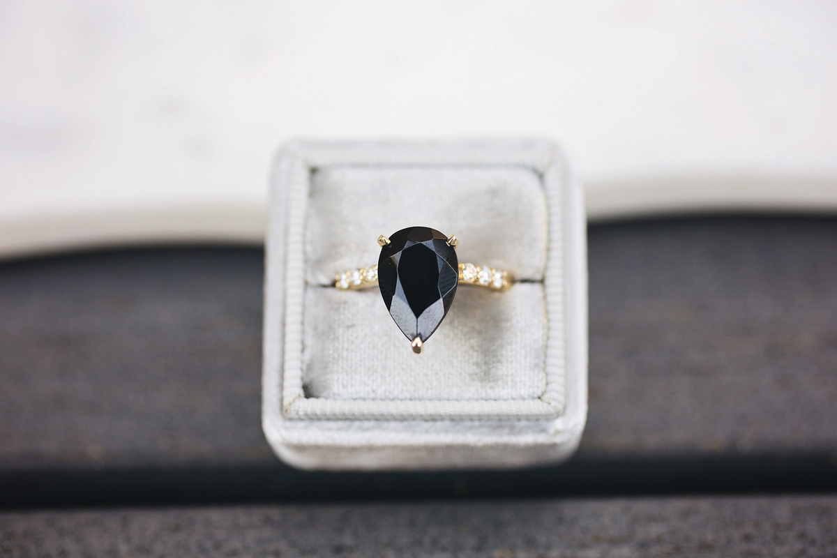 Anello con diamante nero