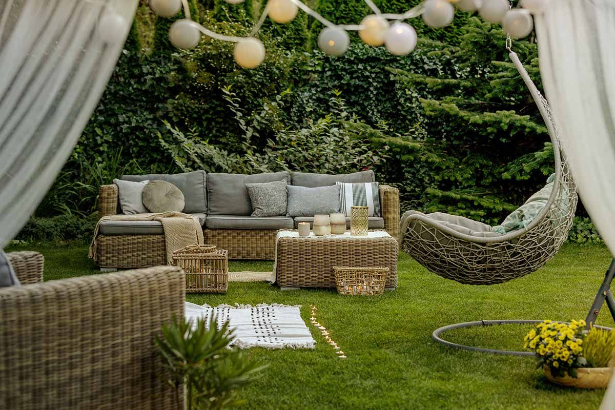 Come arredare un giardino elegante? Le idee di stile e suggerimenti degli esperti