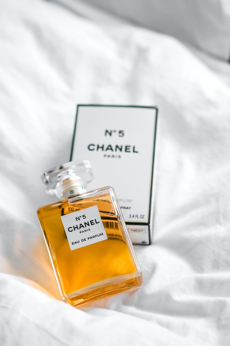 Galleria foto 'Profumi: 5 Boccette e Flaconi dal design esclusivo che hanno fatto la storia. Li riconosci?' - foto 6