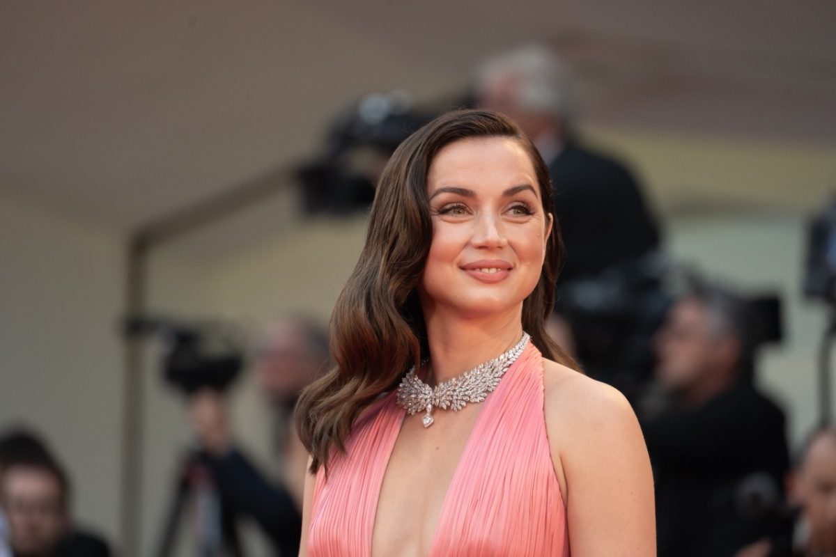 Galleria foto 'Ana De Armas spazza via la concorrenza in Louis Vuitton' - foto 1