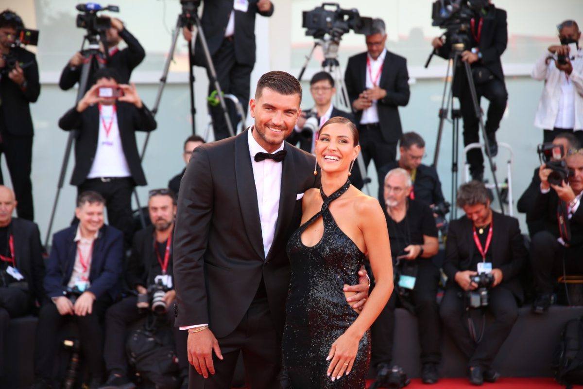Galleria foto 'Beatrice Valli sfoggia gioielli super costosi sul red carpet di Venezia 79' - foto 1